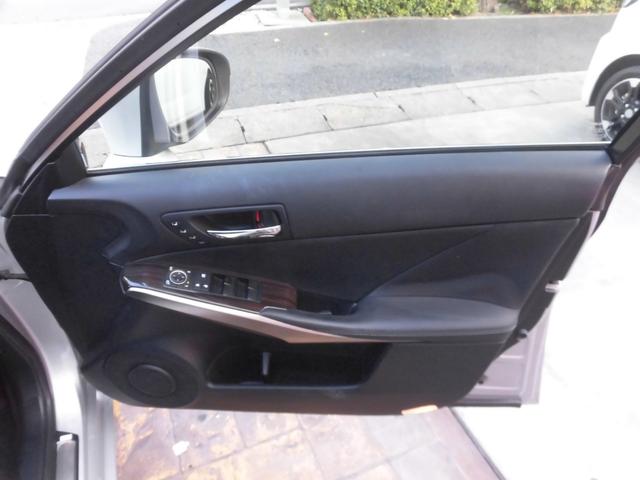 ＩＳ ＩＳ３００ｈ　バージョンＬ　ワンオーナー　純正ナビ　フルセグ　Ｂｌｕｅｔｏｏｔｈ　バックカメラ　パワーシート　シートヒーター　シートエアコン　ＬＥＤヘッドライト　カードキー　レザーシート　ＥＴＣ　前後ドライブレコーダー（25枚目）