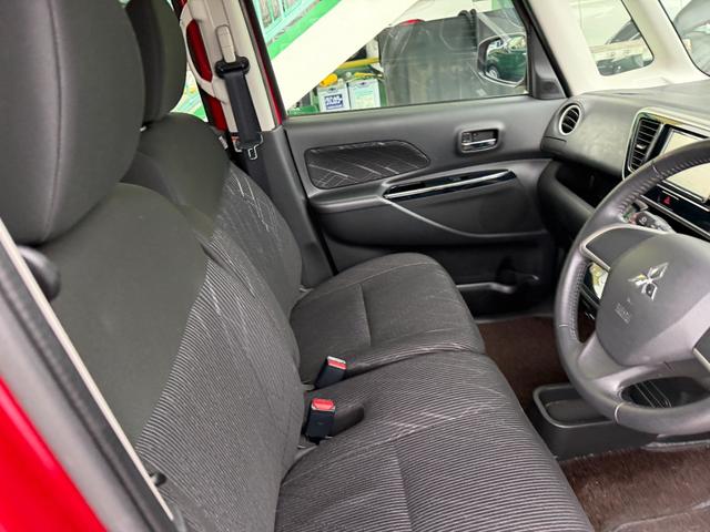 店舗近くに自社の指定工場があります。現在１０名の整備士が在籍しており、きめ細やかな点検・整備・車検でお客様のお車の安心をお守りいたします。