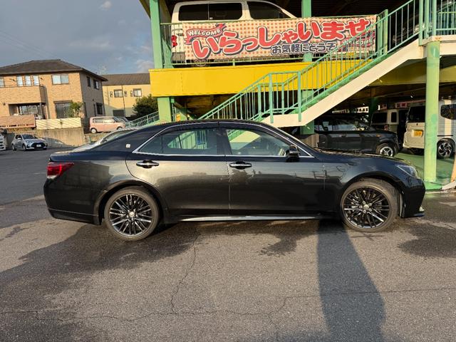 店舗近くに自社の指定工場があります。現在１０名の整備士が在籍しており、きめ細やかな点検・整備・車検でお客様のお車の安心をお守りいたします。