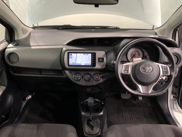 ヴィッツ Ｆ　１年保証　ワンオ－ナ－　純正ナビ　ＴＶ　Ｒカメラ　ＢＴオ－ディオ　ＥＴＣ　横滑り防止　キ－レス　整備記録簿　Ｗエアバッグ　エアコン（7枚目）