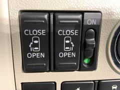 左右両側パワースライドドアが付いています。ワンタッチで簡単にお子様でも、お年寄りの方でも、開閉できますからとても便利です。キーレスや車内スイッチでも自動でドアの開閉ができます。 7