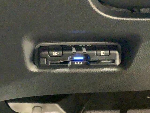フィット ｅ：ＨＥＶホーム　ＨＳＥＮＳＩＮＧ新車保証試乗車ワンオーナー　前後誤発進抑制機能　助手席エアバッグ　運転席エアバッグ　１オナ　ＬＥＤライト　ＵＳＢ接続　バックカメラ　ＡＢＳ　サイドエアバッグ　オートクルーズコントロール（12枚目）