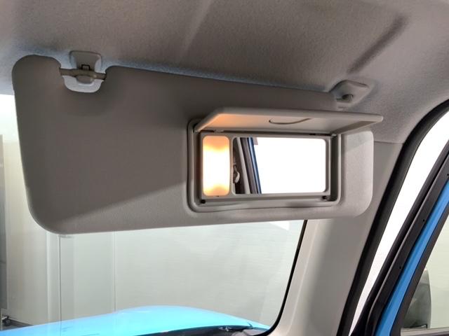 バニティーミラーが付いています。女性にうれしい装備ですね！