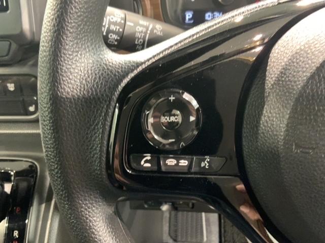 �X�e�A�����O�ɃI�[�f�B�I����X�C�b�`���t���Ă��܂��B�I�[�f�B�I��ʂɒ��ڃ^�b�`���Ȃ��Ă����삪�o���܂��̂ŁA�^�]�ɏW���ł��܂��B