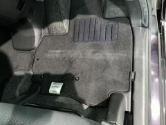 新品の純正フロアマット付きです。ドライブの際に気分良く乗って頂けます。 3