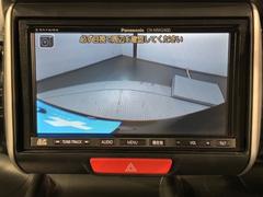 リバースギアに入れるだけで後方の表示へ切り替わります。夜間や雨の日の駐車も楽になりますよ。 6