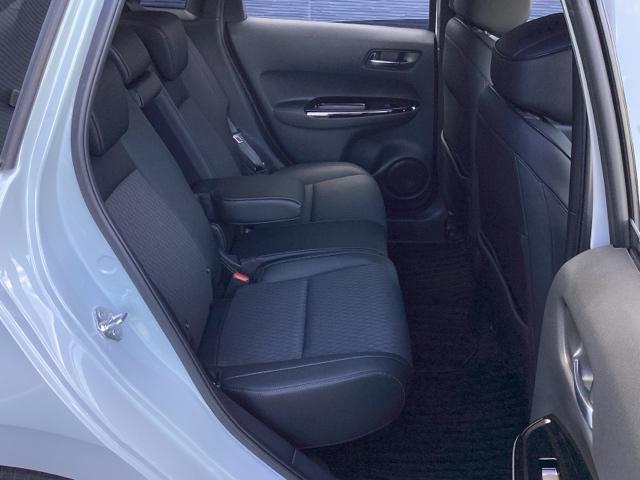 フィット ｅ：ＨＥＶリュクス　１年間　走行距離無制限　保証付　禁煙車　ワンオーナー　９インチインターナビ　フルセグＴＶ　Ｂｌｕｅｔｏｏｔｈ　ＤＶＤ再生　前後ドラレコ　ＥＴＣ　Ｂカメラ　シートヒーター　アルミホイール　スマートキー（13枚目）