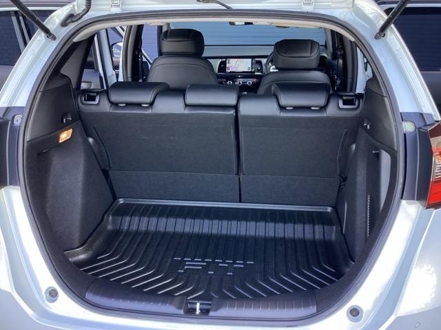 フィット ｅ：ＨＥＶリュクス　１年間　走行距離無制限　保証付　禁煙車　ワンオーナー　９インチインターナビ　フルセグＴＶ　Ｂｌｕｅｔｏｏｔｈ　ＤＶＤ再生　前後ドラレコ　ＥＴＣ　Ｂカメラ　シートヒーター　アルミホイール　スマートキー（14枚目）