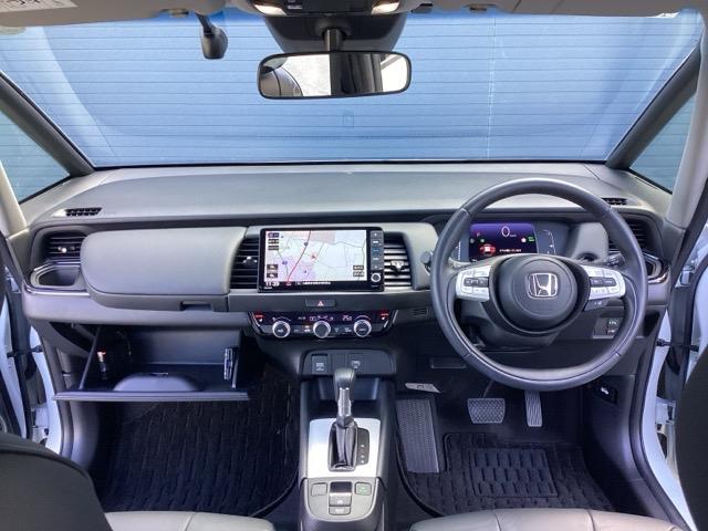 フィット ｅ：ＨＥＶリュクス　１年間　走行距離無制限　保証付　禁煙車　ワンオーナー　９インチインターナビ　フルセグＴＶ　Ｂｌｕｅｔｏｏｔｈ　ＤＶＤ再生　前後ドラレコ　ＥＴＣ　Ｂカメラ　シートヒーター　アルミホイール　スマートキー（16枚目）