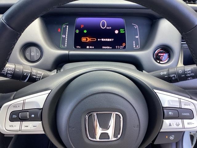 フィット ｅ：ＨＥＶリュクス　１年間　走行距離無制限　保証付　禁煙車　ワンオーナー　９インチインターナビ　フルセグＴＶ　Ｂｌｕｅｔｏｏｔｈ　ＤＶＤ再生　前後ドラレコ　ＥＴＣ　Ｂカメラ　シートヒーター　アルミホイール　スマートキー（17枚目）