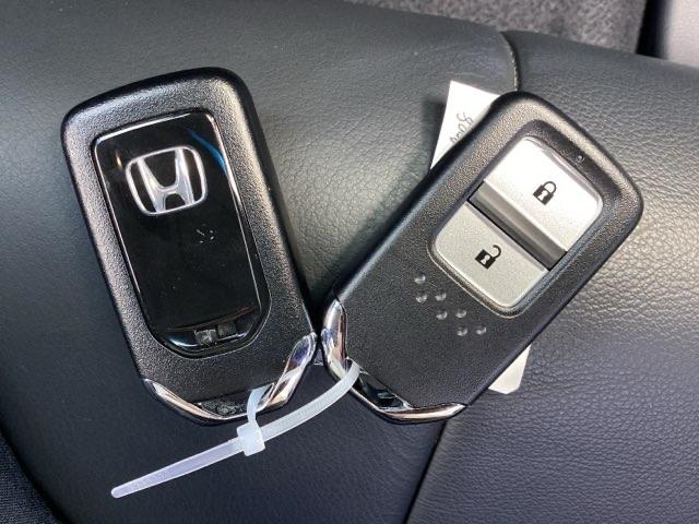 フィット ｅ：ＨＥＶリュクス　１年間　走行距離無制限　保証付　禁煙車　ワンオーナー　９インチインターナビ　フルセグＴＶ　Ｂｌｕｅｔｏｏｔｈ　ＤＶＤ再生　前後ドラレコ　ＥＴＣ　Ｂカメラ　シートヒーター　アルミホイール　スマートキー（24枚目）