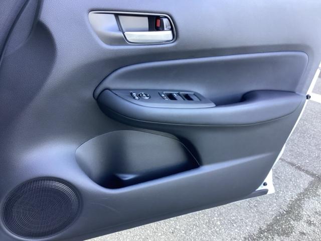 フィット ｅ：ＨＥＶリュクス　１年間　走行距離無制限　保証付　禁煙車　ワンオーナー　９インチインターナビ　フルセグＴＶ　Ｂｌｕｅｔｏｏｔｈ　ＤＶＤ再生　前後ドラレコ　ＥＴＣ　Ｂカメラ　シートヒーター　アルミホイール　スマートキー（25枚目）