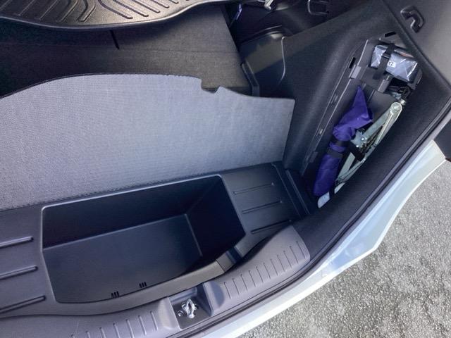 フィット ｅ：ＨＥＶリュクス　１年間　走行距離無制限　保証付　禁煙車　ワンオーナー　９インチインターナビ　フルセグＴＶ　Ｂｌｕｅｔｏｏｔｈ　ＤＶＤ再生　前後ドラレコ　ＥＴＣ　Ｂカメラ　シートヒーター　アルミホイール　スマートキー（27枚目）