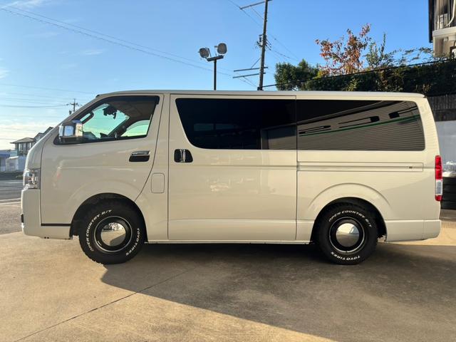 ハイエースバン ロングスーパーＧＬ　ワンオーナー　セーフティセンス　両側パワースライドドア　　　ケンウッド９インチフローディングナビ　パノラミックビュー　ガルシアシスコムーン１６ｉｎＡＷ　オープンカントリー　ベッドキット車中泊仕様（12枚目）