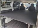 車内でのご使用の幅を広げるベットキットを装着しております。車中泊はもちろんニーズに合わせてベットキットの高さを調整可能です。