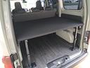 車内でのご使用の幅を広げるベットキットを装着しております。車中泊はもちろんニーズに合わせてベットキットの高さを調整可能です。
