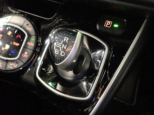 ヴォクシー ハイブリッドＺＳ　煌ＩＩＩ　禁煙／純正９インチナビ（ＣＤ・ＤＶＤ・ＢＴ接続）／フルセグＴＶ／バックカメラ／ＬＥＤヘッドライト／パーキングセンサー／両側パワースライド／フリップダウンＭ／クルーズコントロール／純正１６インチアルミ（19枚目）