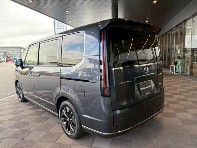 ステップワゴン ｅ：ＨＥＶスパーダ　９インチ純正ナビ　ＥＴＣ車載器　ホンダセンシング　運転席、助手席シートヒーター　両側電動スライドドア　新車未登録（10枚目）