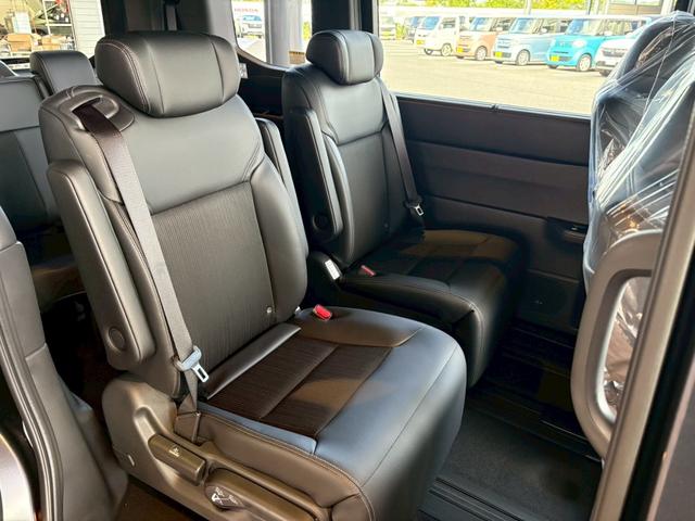 ステップワゴン ｅ：ＨＥＶスパーダ　９インチ純正ナビ　ＥＴＣ車載器　ホンダセンシング　運転席、助手席シートヒーター　両側電動スライドドア　新車未登録（21枚目）