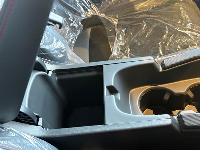シビック ＲＳ　フロントバンパーガーニッシュ　テールゲートスポイラー　９インチコネクトディスプレー　ＥＴＣ２．０車載器　ワイヤレス充電器　ＢＯＳＥプレミアムサウンドスピーカー（34枚目）