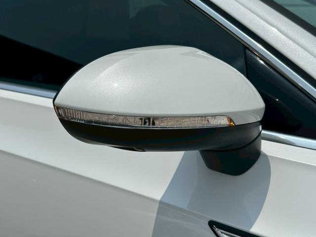 アルテオン ＴＳＩ　４モーション　Ｒラインアドバンス　パノラミックスライディングルーフ　ＣＬＵＢ　ＬＩＮＥＡ２０インチＡＷ　黒革シート　３６０度カメラ　パワーテールゲート　ヘッドアップディスプレイ　シートヒーター　アンビエントライト　クルーズコントロール（17枚目）