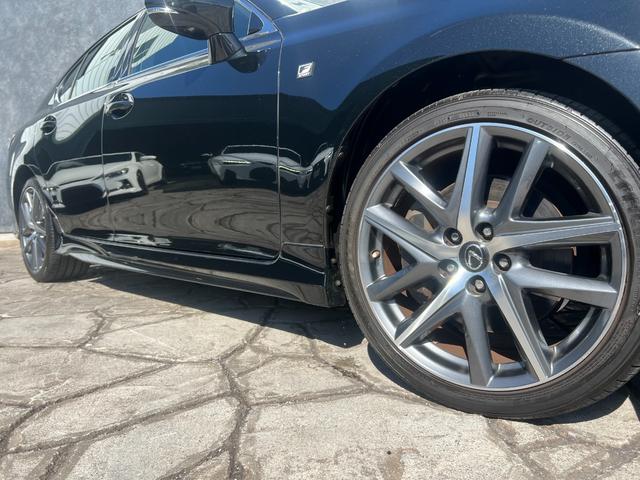 ＧＳ ＧＳ３００ｈ　Ｆスポーツ　ＴＲＤマフラー　リヤスポイラー　純正ナビ　バックカメラ　レッドレザーシート　シートヒーター　ビルトインＥＴＣ　純正１９インチアルミホイール　クルーズコントロール　ＬＥＤヘッド　テレビ　　レーンアシスト（4枚目）