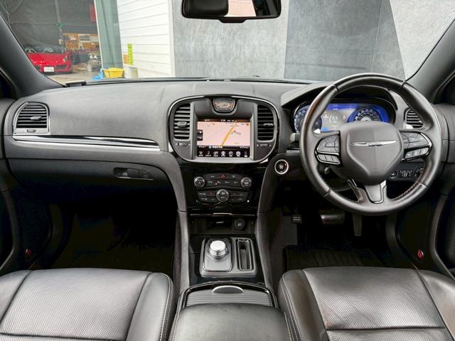 クライスラー・300 300S ワンオーナー ディーラー車 右H Beatsサウンドスピーカ純正ナビ バックカメラ テレビ ETC レーダークルーズコントロール パワーシート シートヒーター ブラックレザーシート 純正20インチAW(5枚目)