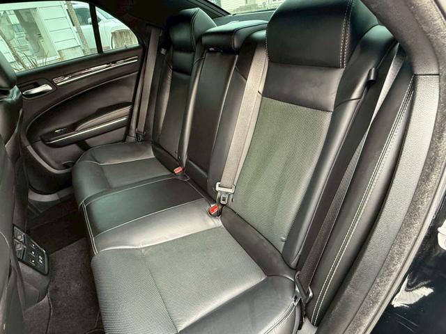 クライスラー・300 300S ワンオーナー ディーラー車 右H Beatsサウンドスピーカ純正ナビ バックカメラ テレビ ETC レーダークルーズコントロール パワーシート シートヒーター ブラックレザーシート 純正20インチAW(8枚目)