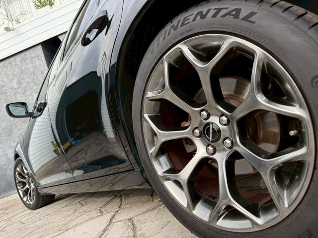 クライスラー・300 300S ワンオーナー ディーラー車 右H Beatsサウンドスピーカ純正ナビ バックカメラ テレビ ETC レーダークルーズコントロール パワーシート シートヒーター ブラックレザーシート 純正20インチAW(28枚目)