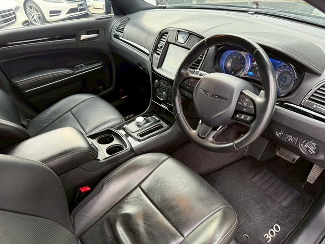 クライスラー・300 300S ワンオーナー ディーラー車 右H Beatsサウンドスピーカ純正ナビ バックカメラ テレビ ETC レーダークルーズコントロール パワーシート シートヒーター ブラックレザーシート 純正20インチAW(33枚目)