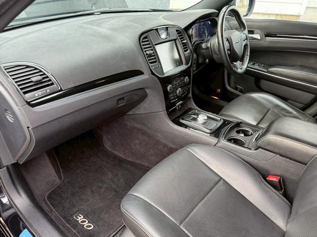 クライスラー・300 300S ワンオーナー ディーラー車 右H Beatsサウンドスピーカ純正ナビ バックカメラ テレビ ETC レーダークルーズコントロール パワーシート シートヒーター ブラックレザーシート 純正20インチAW(34枚目)