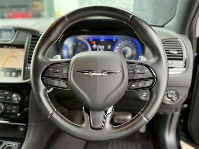 クライスラー・300 300S ワンオーナー ディーラー車 右H Beatsサウンドスピーカ純正ナビ バックカメラ テレビ ETC レーダークルーズコントロール パワーシート シートヒーター ブラックレザーシート 純正20インチAW(35枚目)