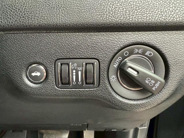 クライスラー・300 300S ワンオーナー ディーラー車 右H Beatsサウンドスピーカ純正ナビ バックカメラ テレビ ETC レーダークルーズコントロール パワーシート シートヒーター ブラックレザーシート 純正20インチAW(38枚目)