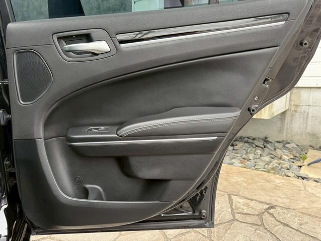 クライスラー・300 300S ワンオーナー ディーラー車 右H Beatsサウンドスピーカ純正ナビ バックカメラ テレビ ETC レーダークルーズコントロール パワーシート シートヒーター ブラックレザーシート 純正20インチAW(62枚目)