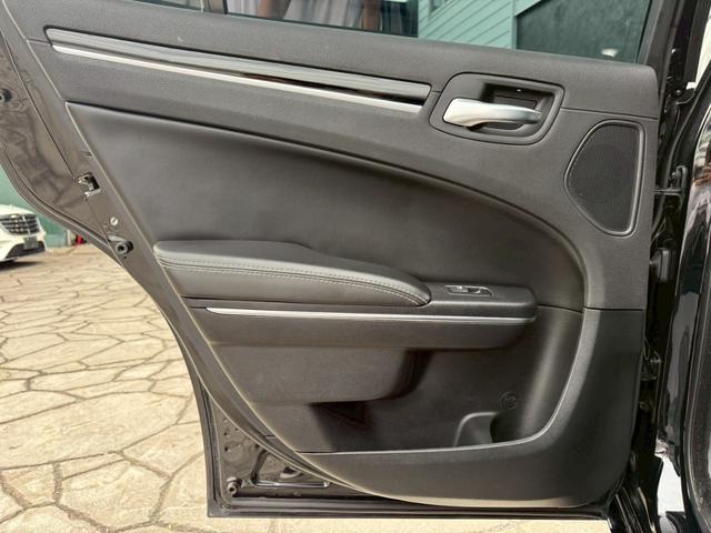 クライスラー・300 300S ワンオーナー ディーラー車 右H Beatsサウンドスピーカ純正ナビ バックカメラ テレビ ETC レーダークルーズコントロール パワーシート シートヒーター ブラックレザーシート 純正20インチAW(65枚目)