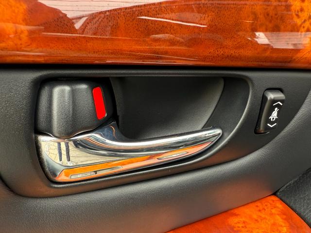 セルシオ Ｃ仕様　インテリアセレクション　オールペイント　サンルーフ　シートヒーター／エアコン　イージークルーザードア　黒革シート　エアサス　純正ナビ　バックカメラ　クルーズコントロール　純正１７インチＡＷ　パワーシート　ＥＴＣ車載器（67枚目）