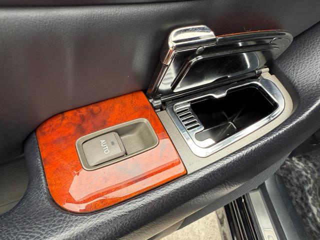 セルシオ Ｃ仕様　インテリアセレクション　オールペイント　サンルーフ　シートヒーター／エアコン　イージークルーザードア　黒革シート　エアサス　純正ナビ　バックカメラ　クルーズコントロール　純正１７インチＡＷ　パワーシート　ＥＴＣ車載器（77枚目）