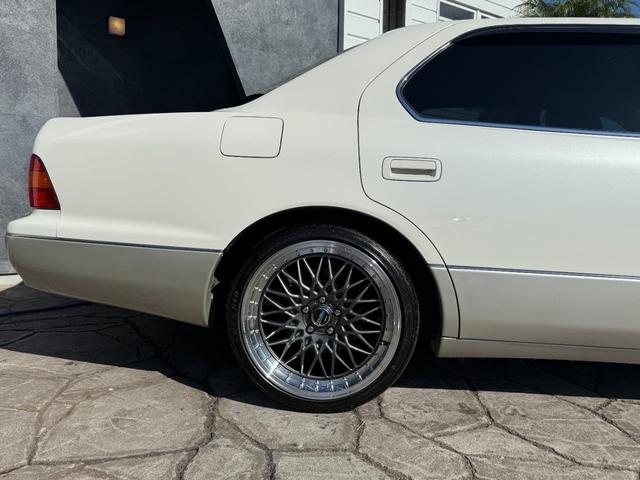 セルシオ Ａ仕様　ｅＲバージョン　サンルーフ　新品ＡＭＥ１９インチＡＷ　ビルシュタインダウンサスペンション　黒革シート　シートヒーター　クルーズコントロール　純正ナビ　パワーシート　フロントイエローフォグ　ＥＴＣ　ウッドコンビハンドル（18枚目）