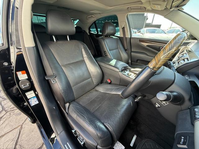 ＬＳ ＬＳ４６０　バージョンＣ　ＢＢＳ２１インチＡＷ　ＷＡＬＤエアロ（Ｆ／Ｓ／Ｒ）　黒革シート　エアサスコントローラー　ブラインドスポットモニター　シートヒーター／エアコン　バックカメラ　電動リアシェード　パワートランク　ＥＴＣ（6枚目）