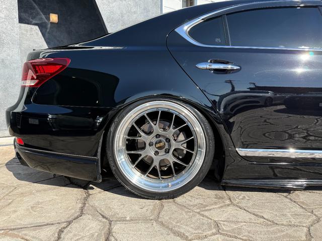 ＬＳ ＬＳ４６０　バージョンＣ　ＢＢＳ２１インチＡＷ　ＷＡＬＤエアロ（Ｆ／Ｓ／Ｒ）　黒革シート　エアサスコントローラー　ブラインドスポットモニター　シートヒーター／エアコン　バックカメラ　電動リアシェード　パワートランク　ＥＴＣ（18枚目）