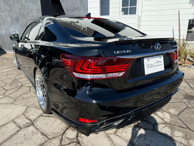 ＬＳ ＬＳ４６０　バージョンＣ　ＢＢＳ２１インチＡＷ　ＷＡＬＤエアロ（Ｆ／Ｓ／Ｒ）　黒革シート　エアサスコントローラー　ブラインドスポットモニター　シートヒーター／エアコン　バックカメラ　電動リアシェード　パワートランク　ＥＴＣ（22枚目）