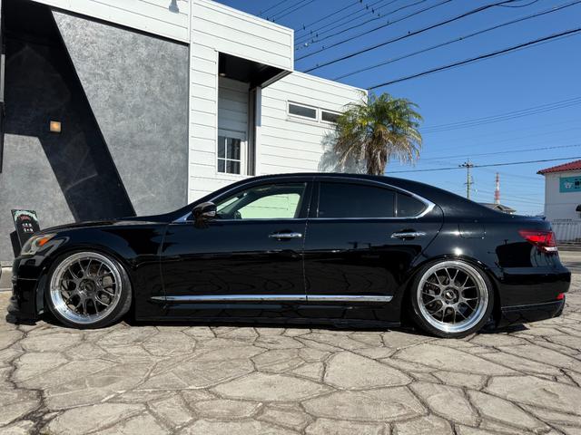 ＬＳ ＬＳ４６０　バージョンＣ　ＢＢＳ２１インチＡＷ　ＷＡＬＤエアロ（Ｆ／Ｓ／Ｒ）　黒革シート　エアサスコントローラー　ブラインドスポットモニター　シートヒーター／エアコン　バックカメラ　電動リアシェード　パワートランク　ＥＴＣ（31枚目）