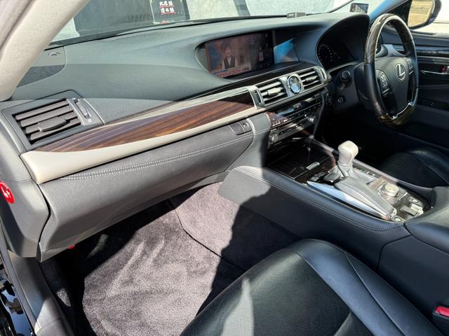 ＬＳ ＬＳ４６０　バージョンＣ　ＢＢＳ２１インチＡＷ　ＷＡＬＤエアロ（Ｆ／Ｓ／Ｒ）　黒革シート　エアサスコントローラー　ブラインドスポットモニター　シートヒーター／エアコン　バックカメラ　電動リアシェード　パワートランク　ＥＴＣ（47枚目）