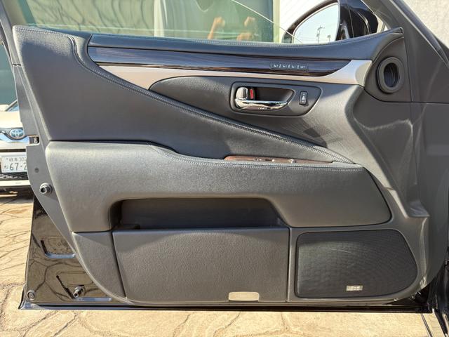 ＬＳ ＬＳ４６０　バージョンＣ　ＢＢＳ２１インチＡＷ　ＷＡＬＤエアロ（Ｆ／Ｓ／Ｒ）　黒革シート　エアサスコントローラー　ブラインドスポットモニター　シートヒーター／エアコン　バックカメラ　電動リアシェード　パワートランク　ＥＴＣ（65枚目）