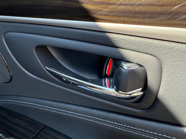 ＬＳ ＬＳ４６０　バージョンＣ　ＢＢＳ２１インチＡＷ　ＷＡＬＤエアロ（Ｆ／Ｓ／Ｒ）　黒革シート　エアサスコントローラー　ブラインドスポットモニター　シートヒーター／エアコン　バックカメラ　電動リアシェード　パワートランク　ＥＴＣ（71枚目）