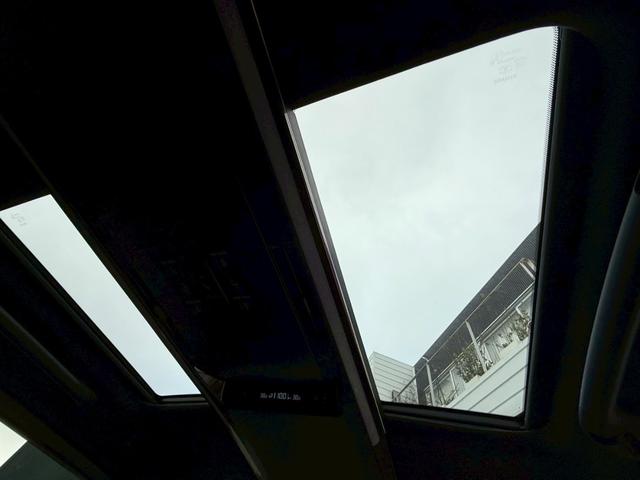 ヴェルファイアハイブリッド Ｚ　プレミア　左右独立ムーンルーフ　ユニバーサルステップ　トヨタチームメイト　純正１４インチナビ　パノラミックビューモニター　ヘッドアップディスプレイ　両側パワースライドドア　純正１９インチＡＷ　ＥＴＣ２．０（9枚目）