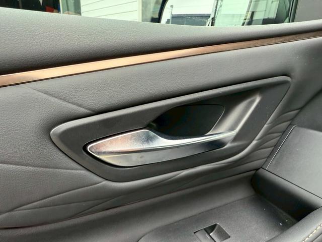 ヴェルファイアハイブリッド Ｚ　プレミア　左右独立ムーンルーフ　ユニバーサルステップ　トヨタチームメイト　純正１４インチナビ　パノラミックビューモニター　ヘッドアップディスプレイ　両側パワースライドドア　純正１９インチＡＷ　ＥＴＣ２．０（53枚目）