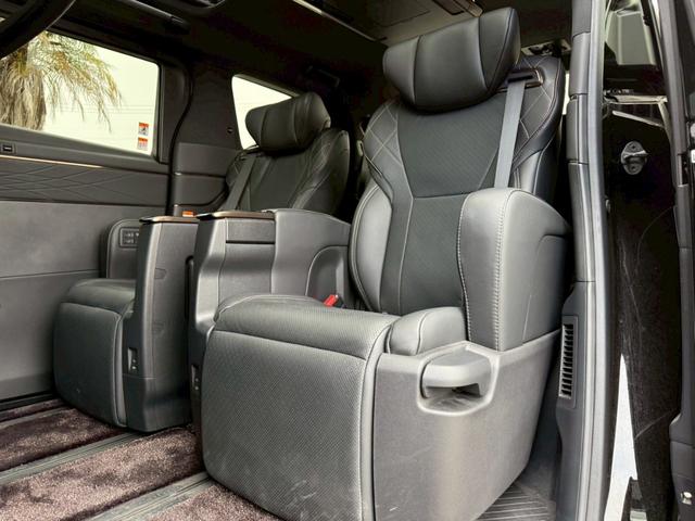 ヴェルファイアハイブリッド Ｚ　プレミア　左右独立ムーンルーフ　ユニバーサルステップ　トヨタチームメイト　純正１４インチナビ　パノラミックビューモニター　ヘッドアップディスプレイ　両側パワースライドドア　純正１９インチＡＷ　ＥＴＣ２．０（63枚目）