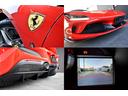 OPとして、スクーデリアフェラーリシールドやF/Rパーキングソナー、パーキングカメラ、スポーツエグゾーストパイプがインストールされております。