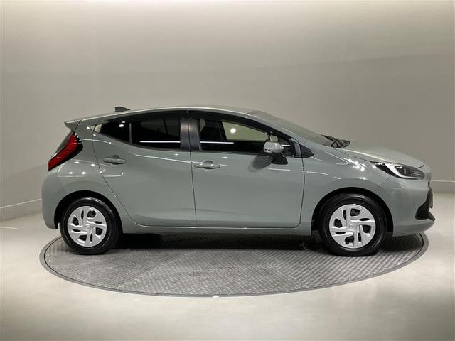 アクア X 踏み間違い防止 100V イモビ ナビ LEDヘッドライト スマートキー 横滑り防止機能 キーレスエントリー オートクルーズ オートエアコン 元試乗車 ETC カーテンエアバッグ DVD再生 ABS(3枚目)